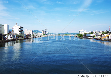 松江新大橋と大橋川沿いの街並み … 島根県 松江市 天候：晴れ 54871137