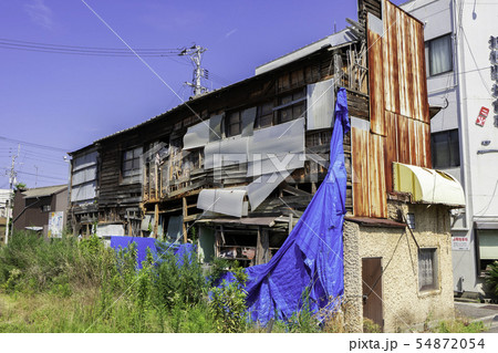JR今治駅　東口駅前の倒壊しそうな廃屋　愛媛県今治市 54872054
