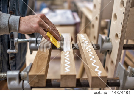 Apply the adhesive on a wooden surface 54874401