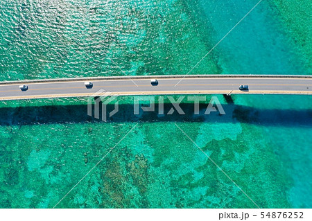 宮古島の青い海と離島にかかる橋(伊良部大橋) 宮古島の青い海と離島にかかる橋(伊良部大橋) 54876252