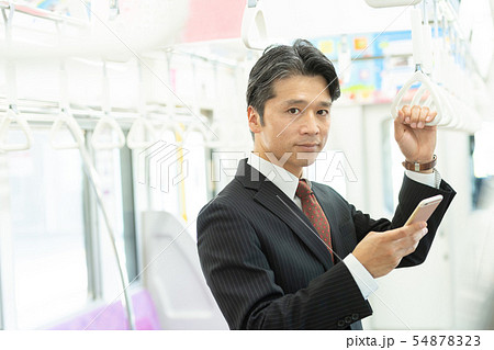 ビジネスマン 電車 通勤イメージ 　撮影協力:京王電鉄株式会社 54878323