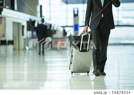 ビジネスマン 空港 出張 ビジネス イメージ 54878354
