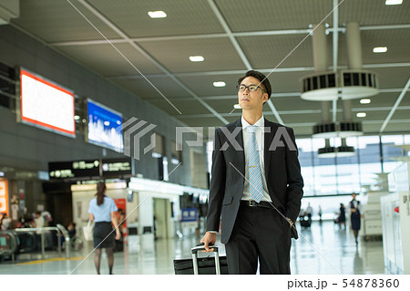 ビジネスマン 空港 出張 ビジネス イメージ ビジネスマン 空港 出張 ビジネス イメージ 54878360