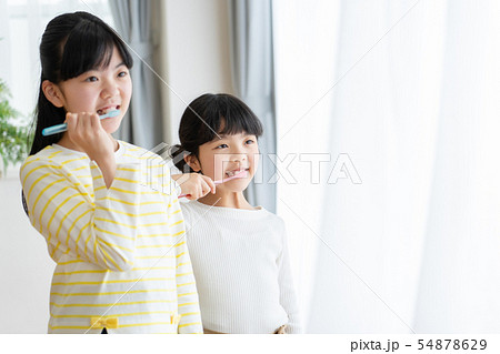 女の子 歯みがき ファミリーイメージ 54878629