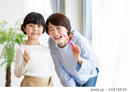 親子 歯みがき ファミリーイメージ 54878630