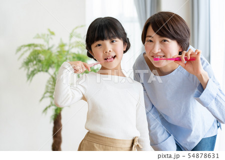 親子 歯みがき ファミリーイメージ 54878631