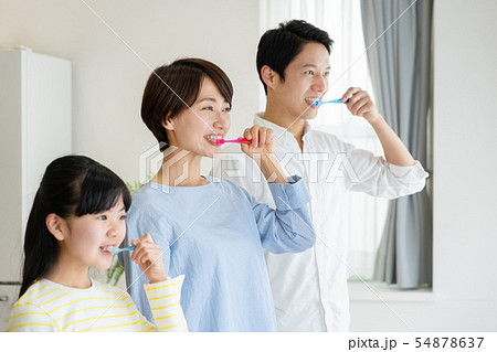 親子 歯みがき ファミリーイメージ 54878637