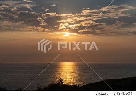 海に沈む夕日 54879004