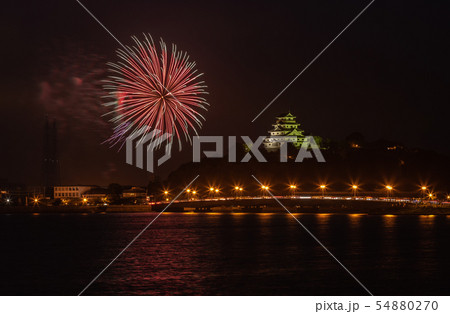 佐賀県 唐津観光協会主催 九州花火大会 唐津城と花火 の写真素材 佐賀県 唐津観光協会主催 九州花火大会 唐津城と花火 の写真素材