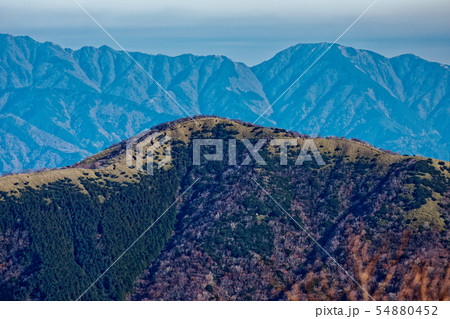 箱根・長尾峠付近から見る外輪山の登山道と丹沢の山並み 箱根・長尾峠付近から見る外輪山の登山道と丹沢の山並み 54880452