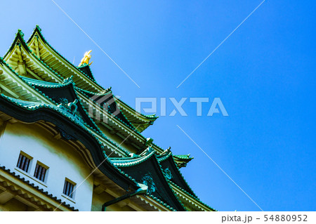 [名古屋のシンボル] 黄金の鯱を頂いた名古屋城の天守閣の外観 54880952