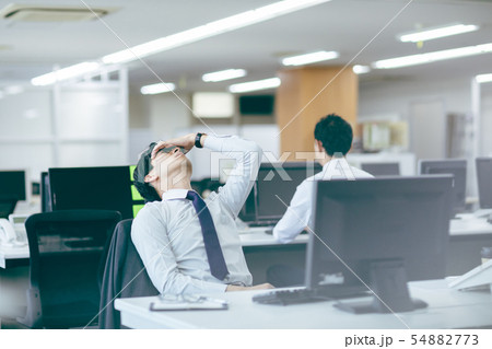 若いビジネスマン 54882773