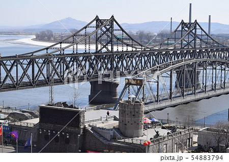 中朝友誼橋と鴨緑江断橋(中国・丹東) 中朝友誼橋と鴨緑江断橋(中国・丹東) 54883794