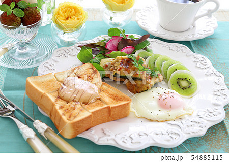 ピーナッツバタートーストと目玉焼きの朝食 ピーナッツバタートーストと目玉焼きの朝食 54885115