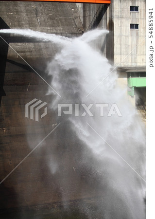 一庫ダムの放水 54885941