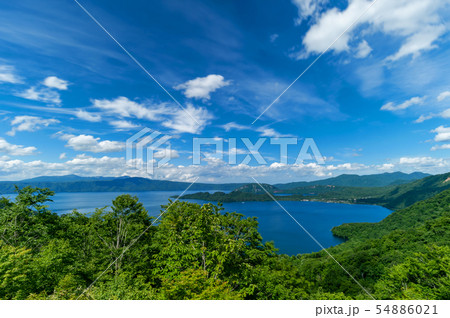【青森県十和田湖】春の十和田湖：紫明亭展望台から眺める日本新八景十和田湖の大パノラマ 54886021
