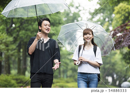 カップル　デート　雨 54886333