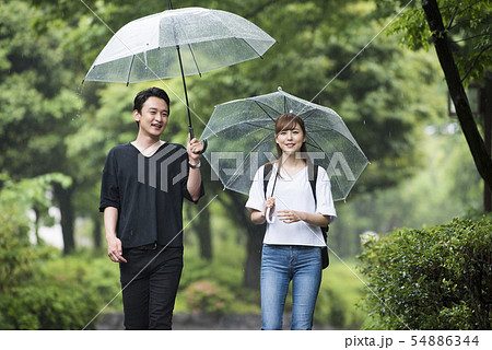 カップル　デート　雨 54886344