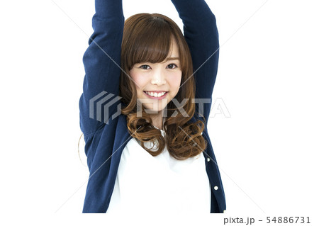 肩こりをほぐす若い女性 肩こりをほぐす若い女性 54886731