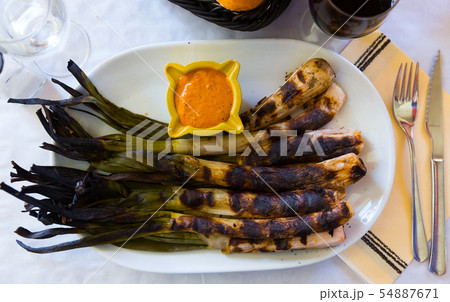 Calcots onions with Romesco sauce 54887671