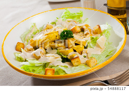 Caesar salad with grilled chicken 54888117