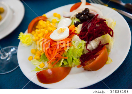 Mixed salad with eggs, fresh vegetables and boiled beet 54888193