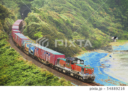 カーブを行く貨物列車dd51イメージのイラスト素材 5416