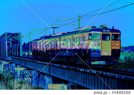 鉄橋を渡るローカル電車115系イメージ 鉄橋を渡るローカル電車115系イメージ 54889266