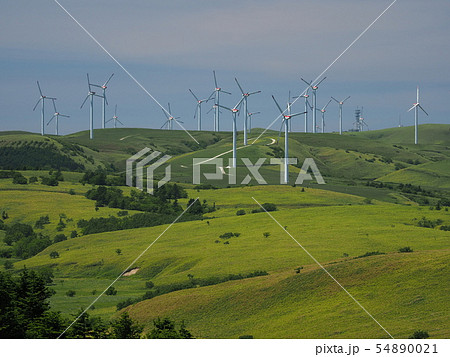 北海道宗谷丘陵に立ち並ぶ宗谷ウィンドファームの風力発電風車 54890021