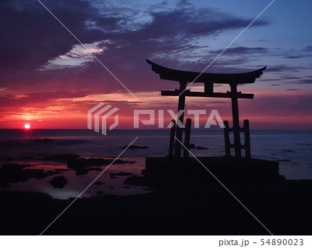 北海道初山別村の海に立つ金毘羅神社の鳥居と利尻富士の夕景 54890023