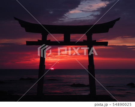 北海道初山別村の海に立つ金毘羅神社の鳥居と落陽の夕景 北海道初山別村の海に立つ金毘羅神社の鳥居と落陽の夕景 54890025