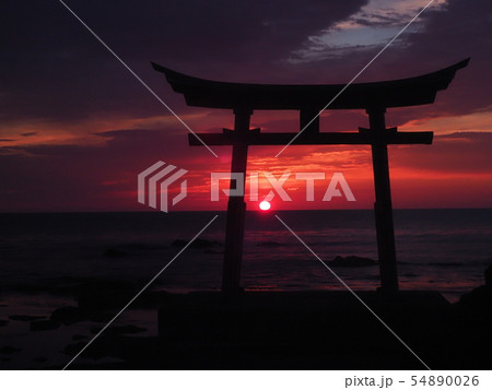 北海道初山別村の海に立つ金毘羅神社の鳥居と落陽の夕景 北海道初山別村の海に立つ金毘羅神社の鳥居と落陽の夕景 54890026