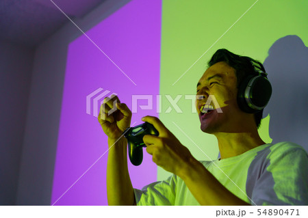 [eスポーツのイメージ] 賞金のかかったゲーム大会の決勝戦でプロゲーマーが熱狂しているシーン 54890471