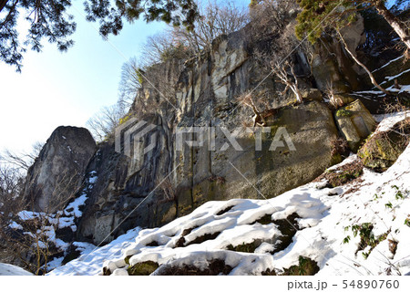 冬の山寺登山道の風景 54890760