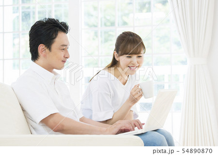 ノートパソコンで検索をする夫婦 ノートパソコンで検索をする夫婦 54890870