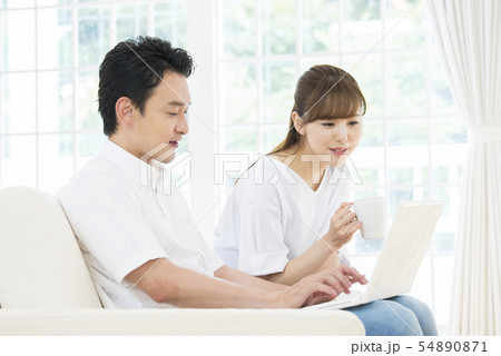 ノートパソコンで検索をする夫婦 ノートパソコンで検索をする夫婦 54890871