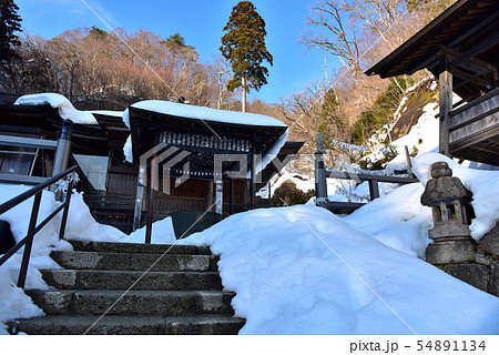 冬の山寺の風景 冬の山寺の風景 54891134