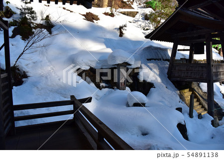 冬の山寺の風景 54891138