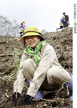 植樹するみどりの少年団 54891355