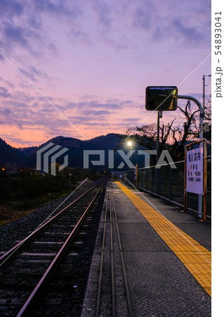 夕暮れの無人駅 夕暮れの無人駅 54893041