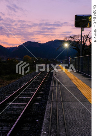 夕暮れの無人駅 夕暮れの無人駅 54893045