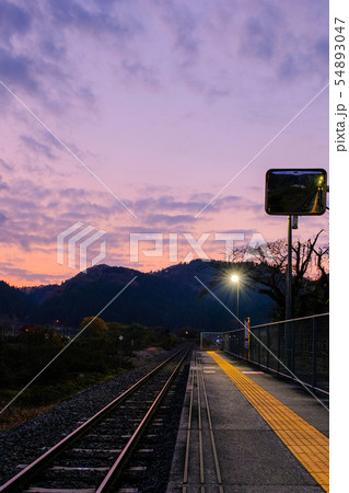 夕暮れの無人駅 夕暮れの無人駅 54893047