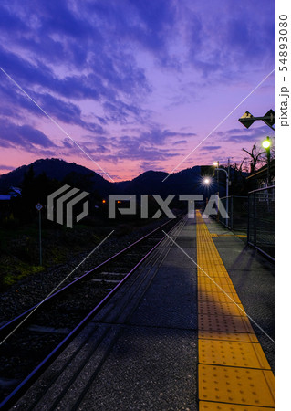 夕暮れの無人駅 夕暮れの無人駅 54893080