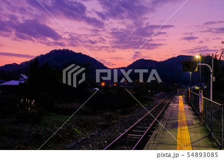 夕暮れの無人駅 夕暮れの無人駅 54893085