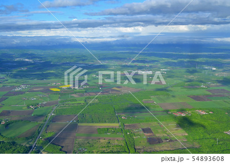 北海道の景色　苫小牧市上空　飛行機より、広大な農耕地の景色を眺望 54893608