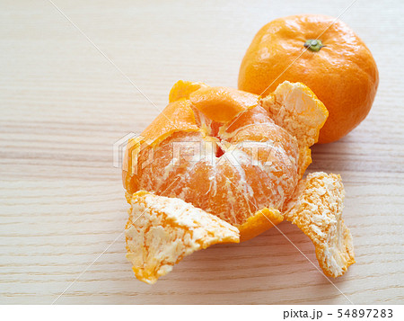 皮を剥いたみかん 54897283