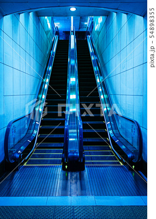 Escalator in an underground station in Tokyo - Escalator in an underground station in Tokyo - 54898355