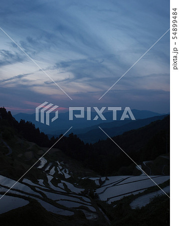 棚田の夕暮れ 54899484