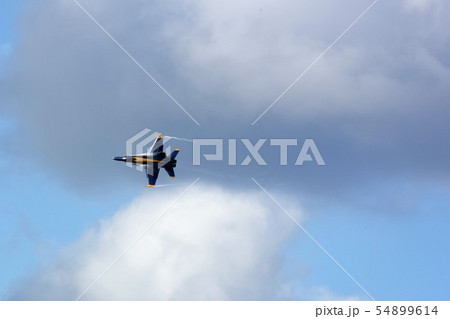 大空を翔る米海軍の戦闘機FA-18Cホーネット 54899614