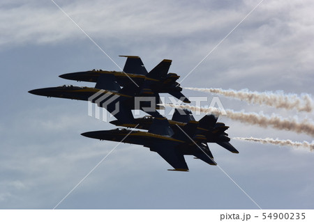大空を翔る米海軍のFA-18戦闘攻撃機の編隊 54900235